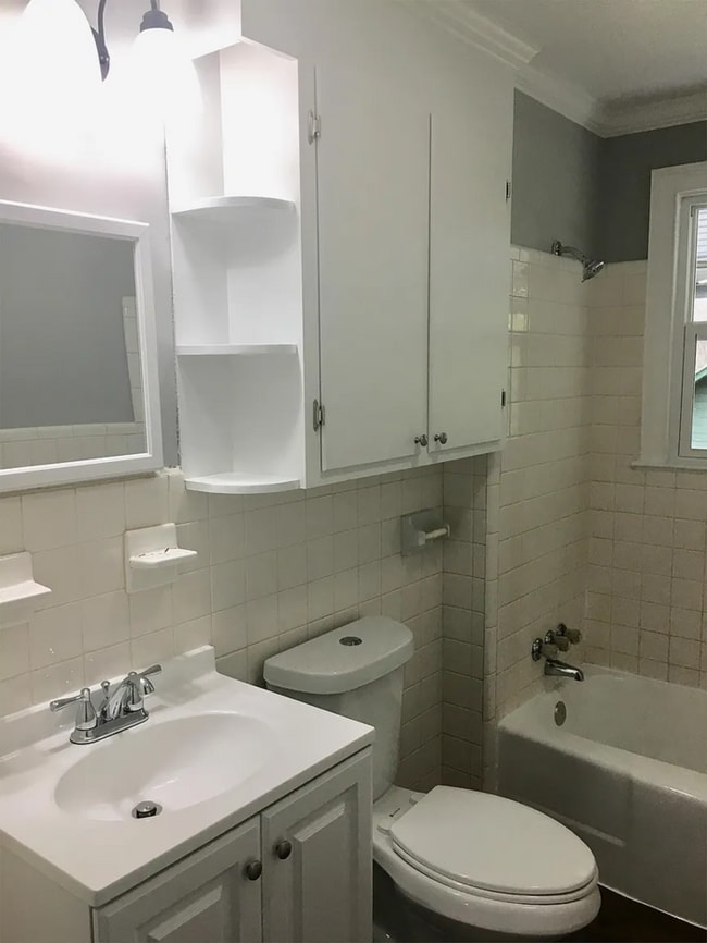 Building Photo - Beautiful 2 Bedroom 1 Bathroom Home with S...