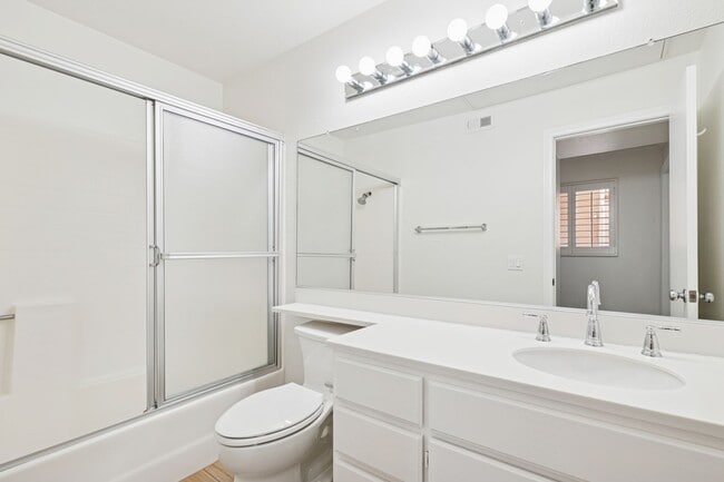 Building Photo - Villa Point Upper Unit with Loft and Golf ...