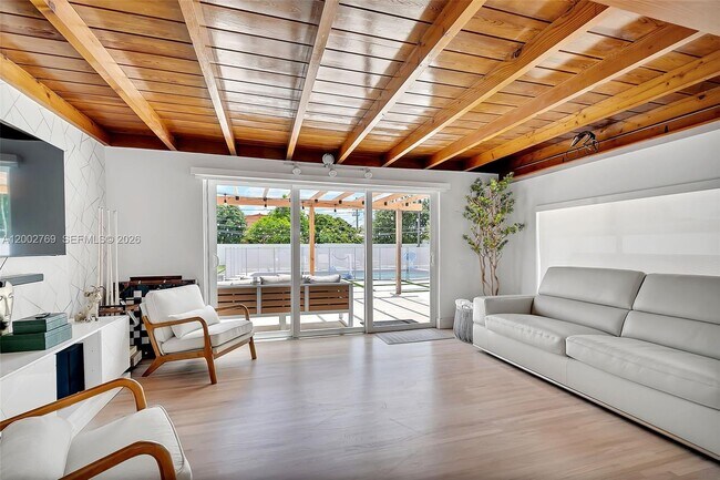 Building Photo - 301 SW 30th Ct