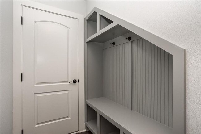 Building Photo - 4 Bed with LOFT!