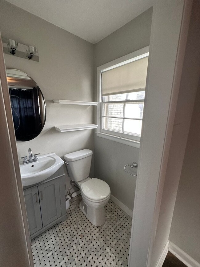 Building Photo - This home is adorable and move in ready!