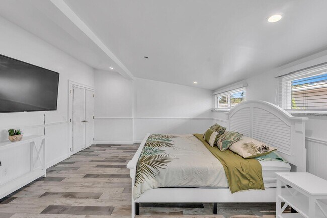 Building Photo - 530 NE 17th St