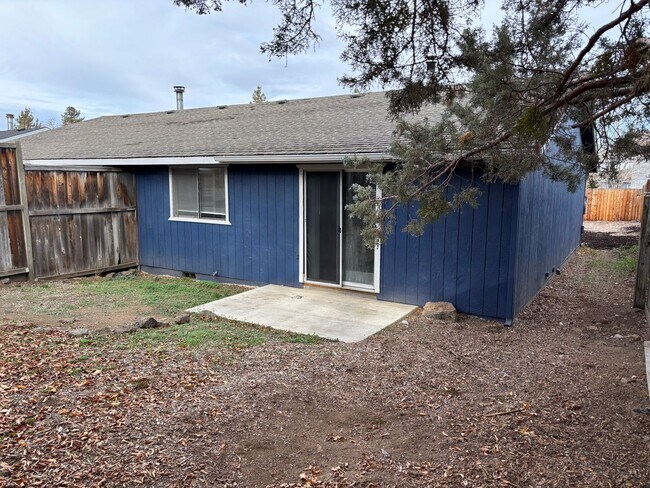 Building Photo - 717-719 SE Centennial St