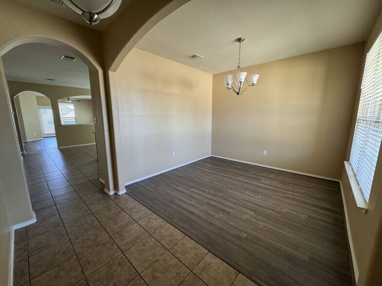 Building Photo - 6406 Clear Brook Dr