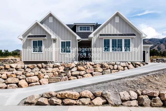 Primary Photo - Gorgeous 3 br 2 bath home in Hyde Park! Ha...