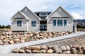 Building Photo - Gorgeous 3 br 2 bath home in Hyde Park! Ha...