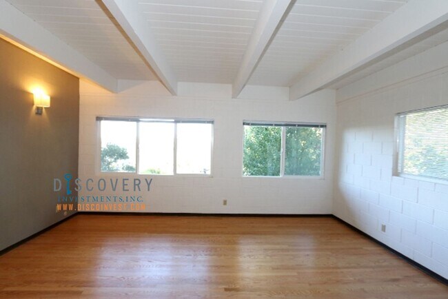 Building Photo - Mid-Century 3 Bedroom Home in Montclair