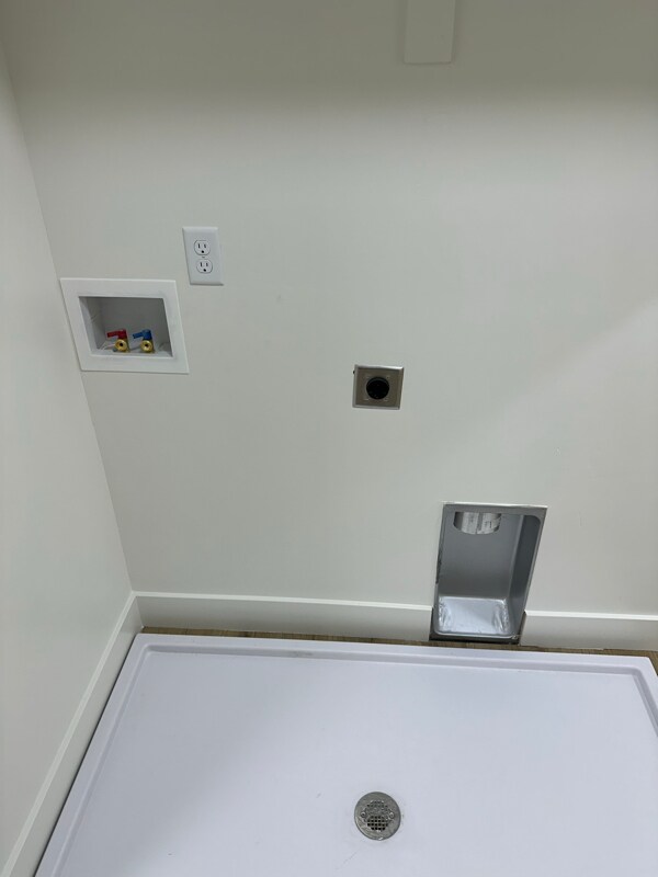 Building Photo - 520 E South Weber Dr