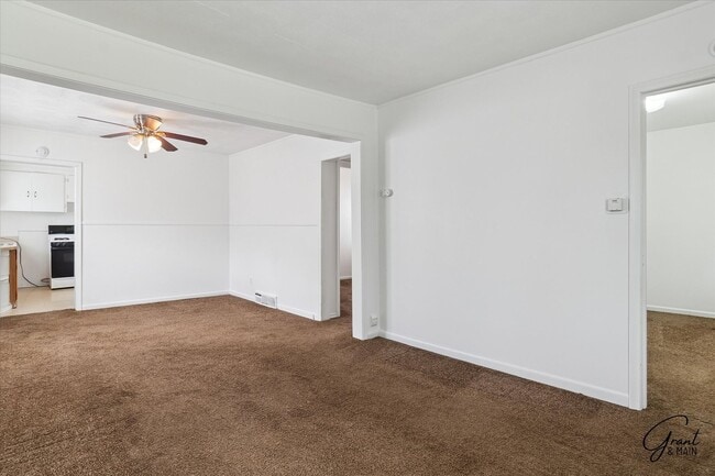 Building Photo - 3 bedroom bungalow $1300