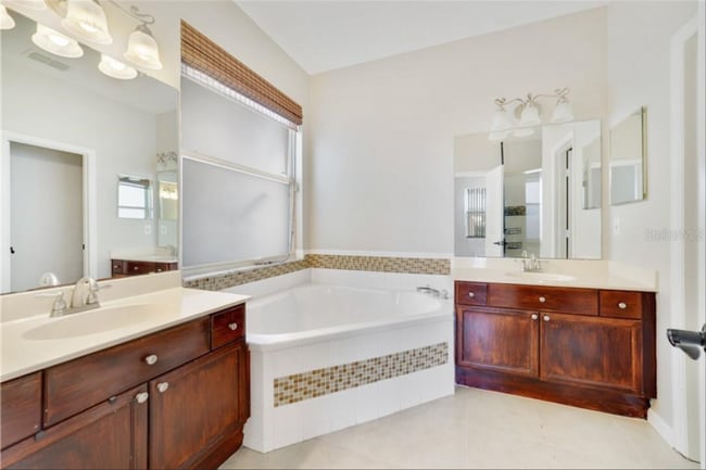 Building Photo - Stunning 5/2.5 Spacious Home with a 3 Car ...