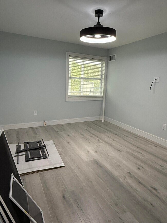 Building Photo - 216 Normandy Ln