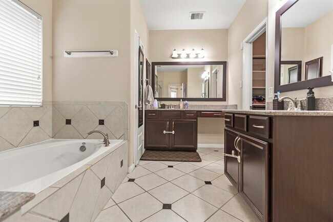 Building Photo - 5314 Belle Manor Ln