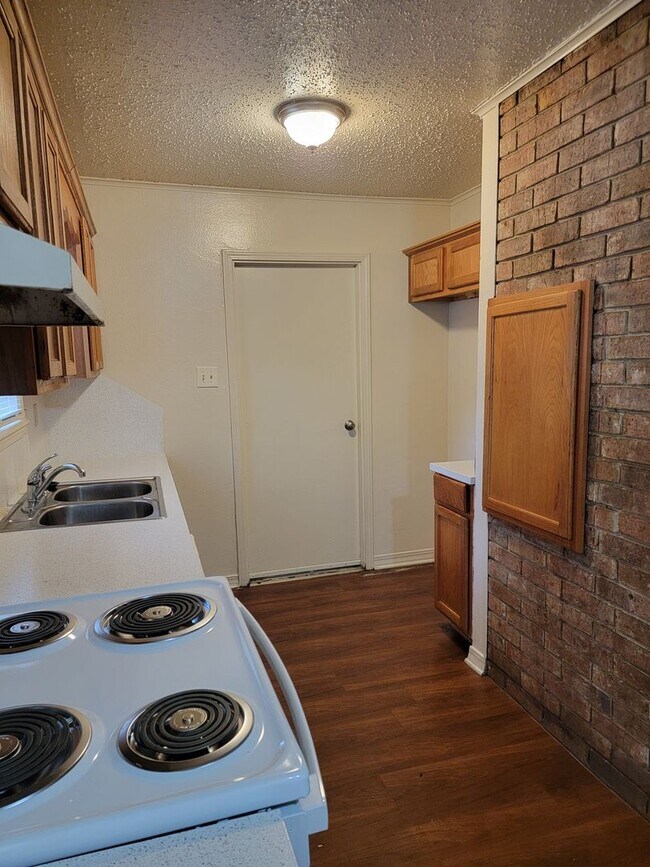 Building Photo - 6411 Frondosa Dr