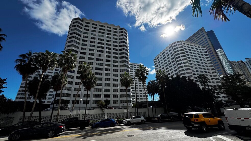 Building Photo - 801 Brickell Bay Dr