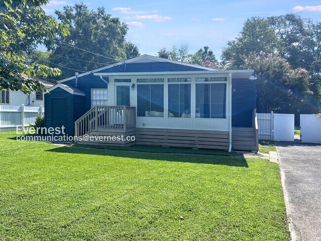 Building Photo - 3 Bed, 2 Bath Home with Garage / Pet-Friendly / Coming Soon!