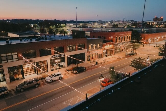 Building Photo - Adams Street Center