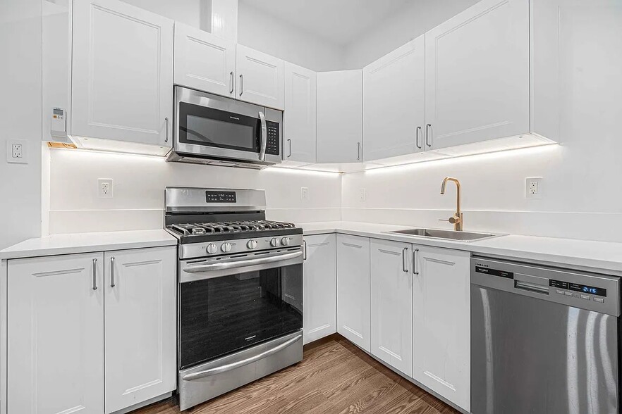 Building Photo - 160 W 54th St