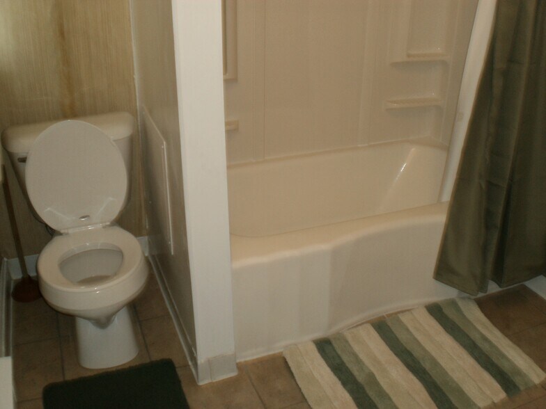 Commode with Bath - 1080 26th St