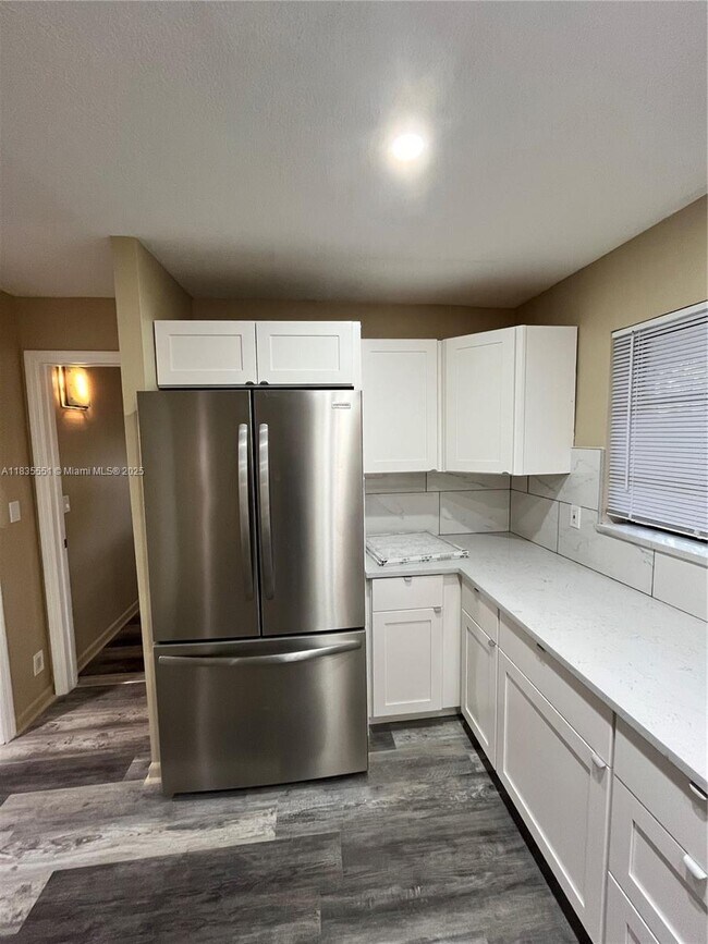 Building Photo - $3,000MONTHLY;1608 S 19TH AVE #HOUSE HOLLY...