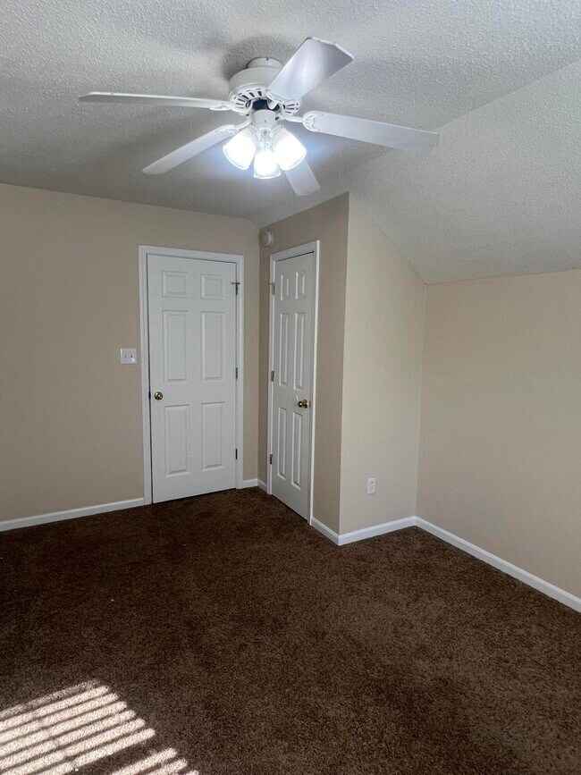 Building Photo - 302 Nikki Way