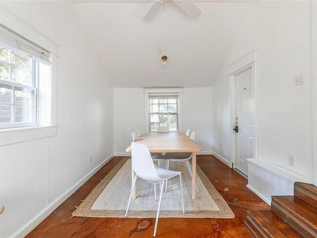 Building Photo - 1028 E 43rd St