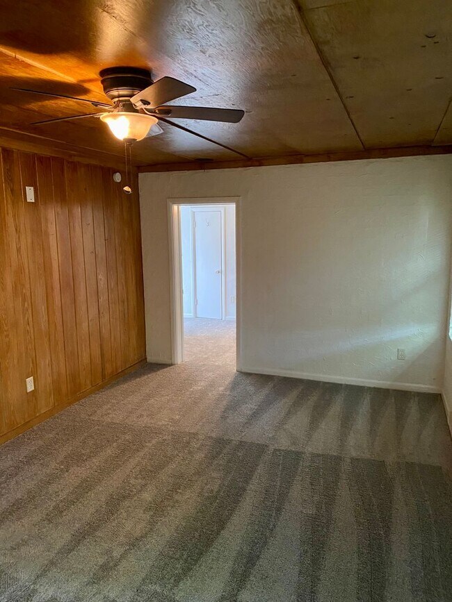 Building Photo - Cozy 1/1 duplex unit on a large lot - Available in June.