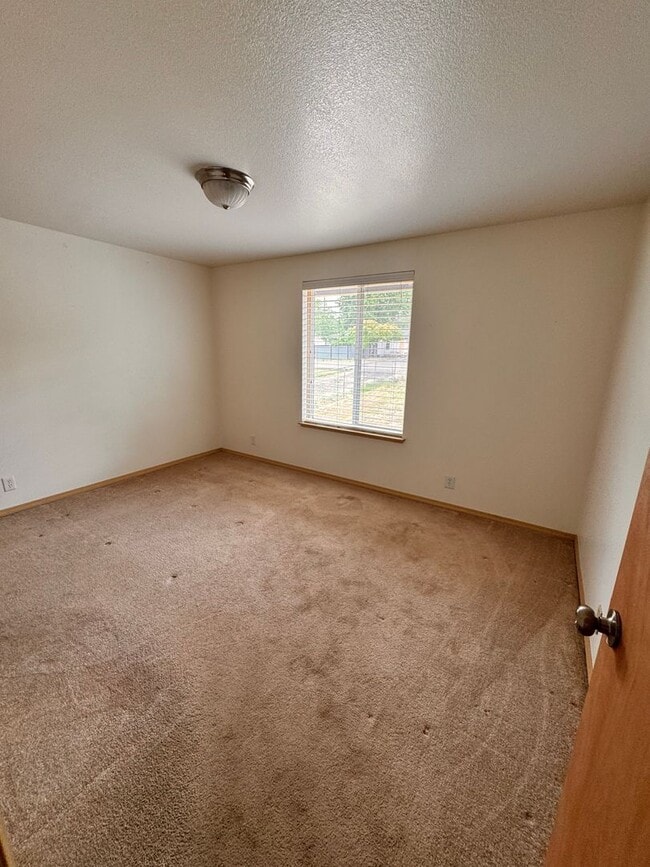 Building Photo - 811 NE Newton Creek Rd