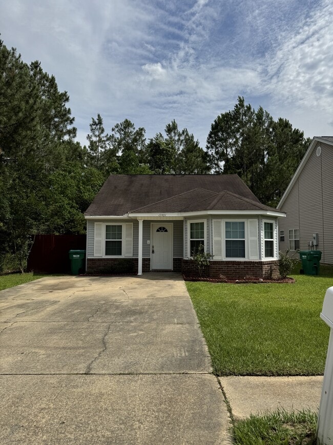 Primary Photo - 13401 Warren Dr