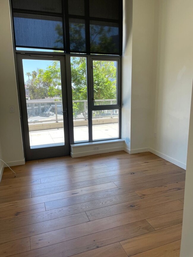 Building Photo - Gorgeous 3 Bedroom 2 Bath Condo For Rent a...