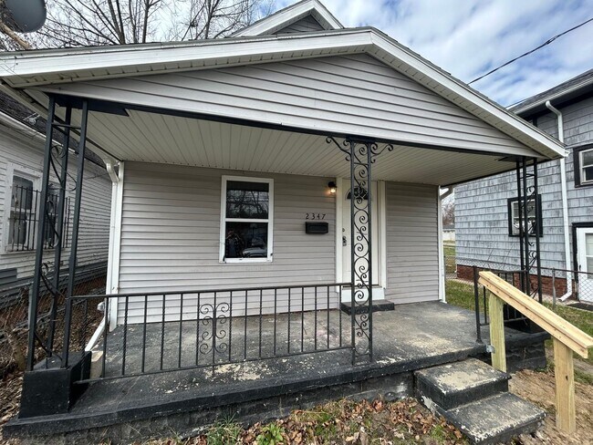 Building Photo - Charming 2-Bed Home Near Ottawa Park & University of Toledo