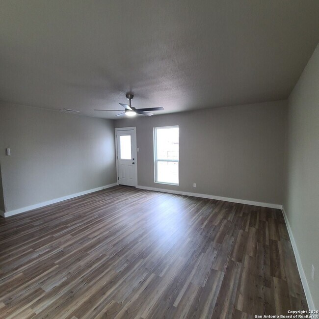 Building Photo - 3 Bedrooms 1 and 1/2 Bath