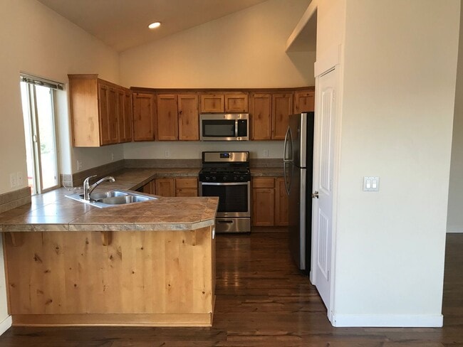 Building Photo - Hard to find 4 Bed, 3 Full Bath Home