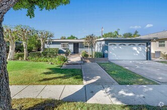 Building Photo - Gorgeous Remodeled 3 Bedroom 2 Bath Pool H...
