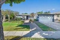 Building Photo - Gorgeous Remodeled 3 Bedroom 2 Bath Pool H...