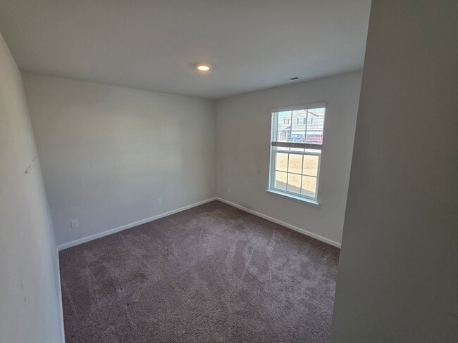 Building Photo - 3 BR 2 BA in Towne Pointe