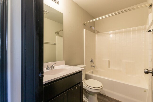 Building Photo - Beautiful 4 Bed 2 Bath in the Heart of Noble!