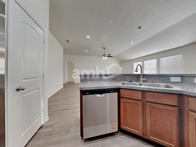 Building Photo - 924 Mesa Vista Dr