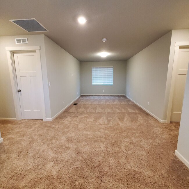 Building Photo - Newer 3 bedroom 2 bath home in SE Albany, close to LBCC, Easy drive to Corvallis, Lebanon or I-5