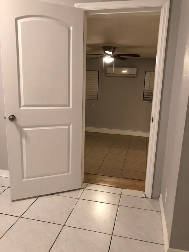 Building Photo - 3 Bedroom/ 2 Bathroom Home