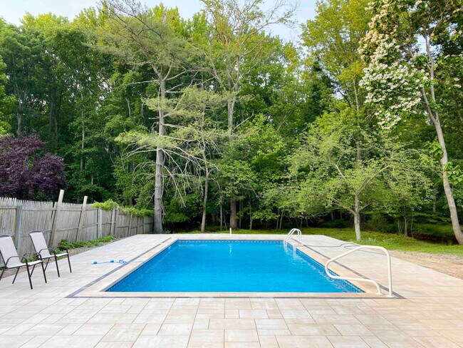 Building Photo - 36 Jamestown Dr
