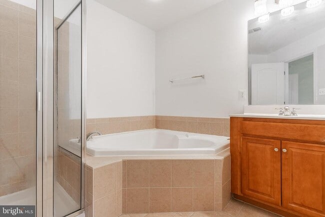 Building Photo - 21927 Windy Oaks Square