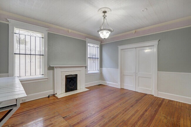 Building Photo - Large Historic Three (of four) Bedroom Apartment