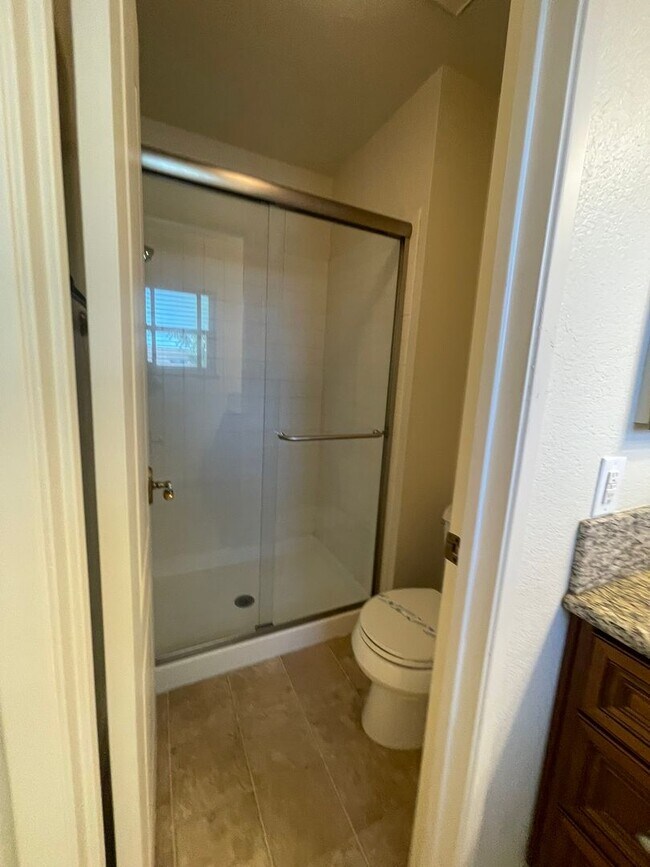 Building Photo - 3 Bedroom 2.5 Bath Home with Huge Covered Patio in Backyard!
