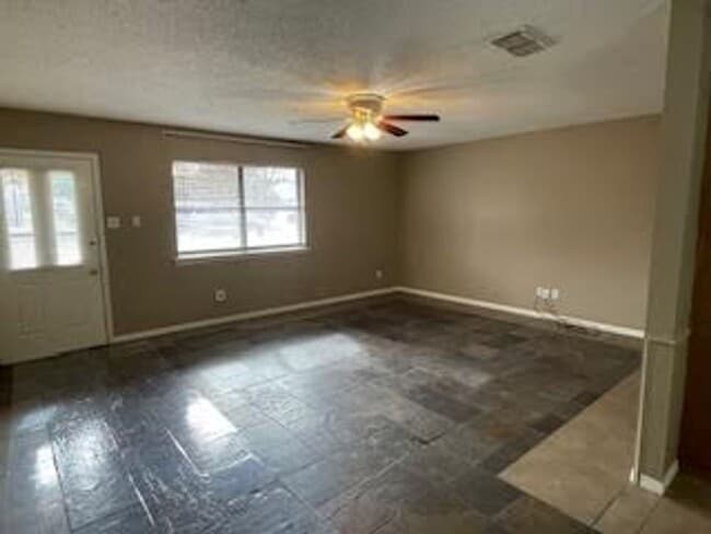 Building Photo - 2/2 Large 1200 Sq Ft Duplex with Garage and Large Backyard