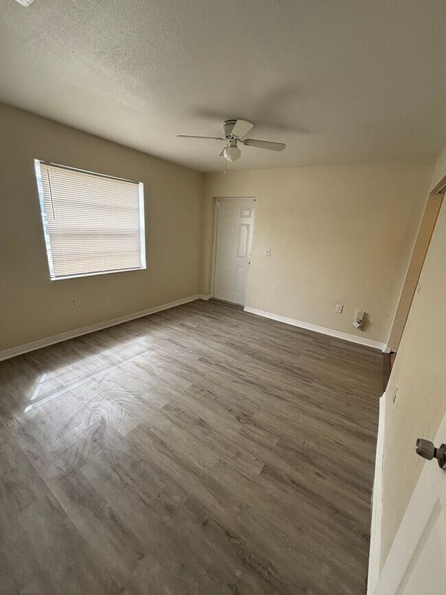 Building Photo - 3 bedroom 2 bath duplex