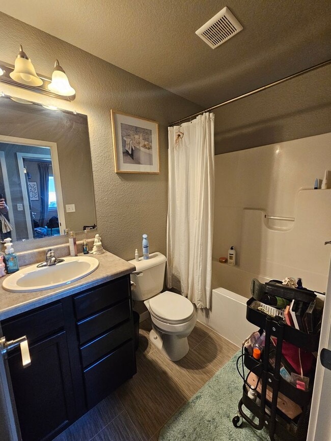 Building Photo - 3 BED | 3 BATH | SPLIT FOYER HOME | GARAGE