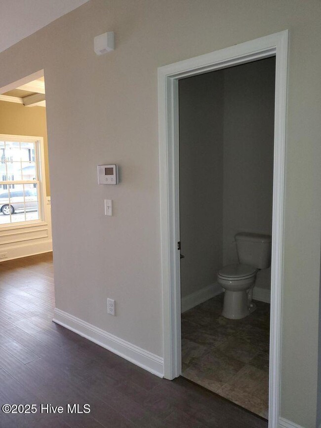 Building Photo - 560 Hampstead Pl