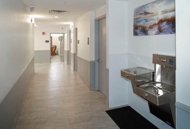 Building Photo - 850 Horizon W