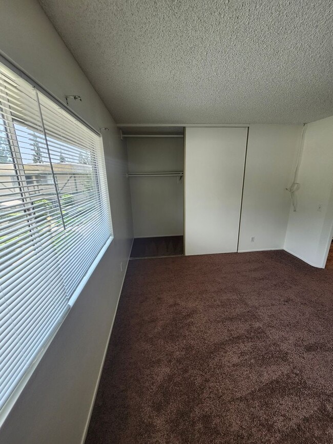 Building Photo - Two-Story condo in Ontario