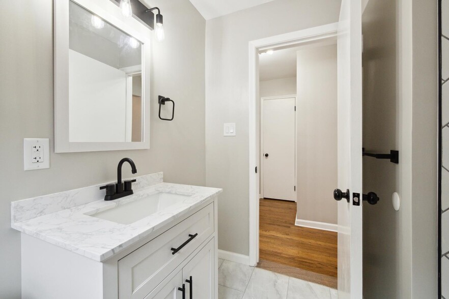 Building Photo - 206 Catalpa Dr